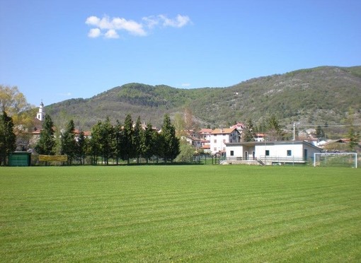 Arrivano le nuove panchine al campo sportivo di Bardineto