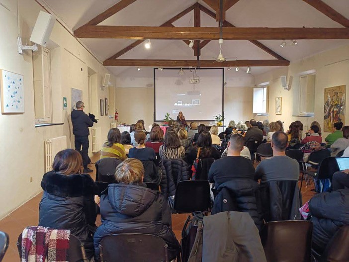 Creare rete per crescere ragazze e ragazzi felici: genitori e insegnanti al convegno dell'I.C. Finale Ligure