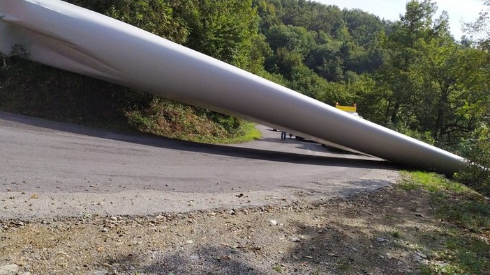 Camion ribaltato sulla Sp 12: strada riaperta, ma solo una corsia