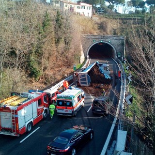 Incidente sulla A10: camion si cappotta tra Albisola e Celle Ligure (FOTO e VIDEO)