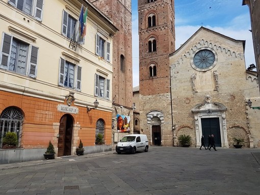 Taglio delle magnolie in via Trieste ad Albenga, l'amministrazione replica al consigliere Distilo: "Agire diversamente sarebbe stato un intervento fatto male"