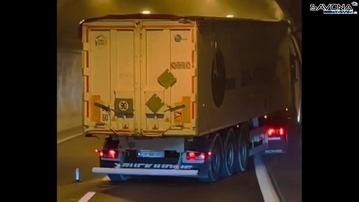 Autista accusa un malore alla guida, camion a zigzag in autostrada (VIDEO) Autista accusa un malore alla guida, camion a zigzag in autostrada (VIDEO)