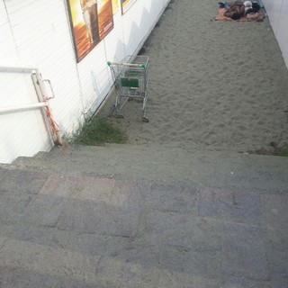 Varazze, ultima domenica di agosto e spunta anche un carrello sulle spiagge