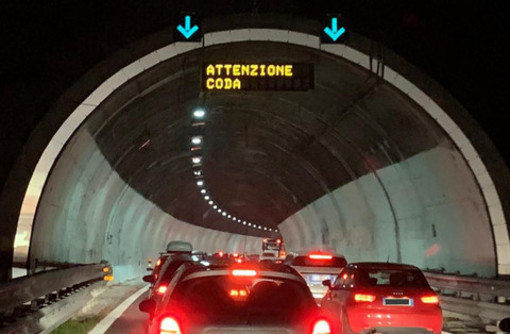 Continui disagi in autostrada, il sindaco Caprioglio valuta un'azione legale: intanto si preannuncia un complicato controesodo dell'Epifania