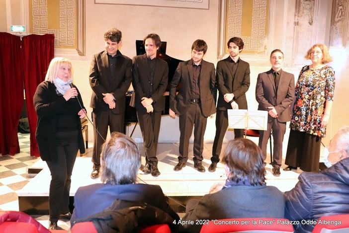 Ad Albenga il liceo "Bruno" suona per la pace (FOTO)