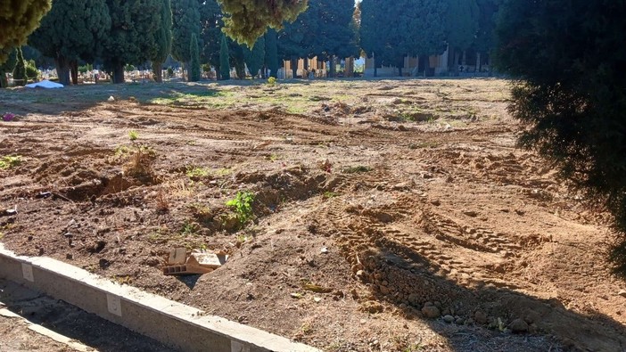 Savona, polemiche sul cimitero di Zinola: "Tolte le tombe senza avviso". Il Comune: "Affissi i cartelli da settembre" Savona, polemiche sul cimitero di Zinola: "Tolte le tombe senza avviso". Il Comune: "Affissi i cartelli da settembre"