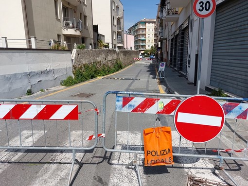 Savona, cede la strada in via Natarella a Legino, la polizia locale chiude il tratto Savona, cede la strada in via Natarella a Legino, la polizia locale chiude il tratto