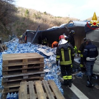 Camion ribaltato sulla Torino-Savona: circolazione riattivata Camion ribaltato sulla Torino-Savona: circolazione riattivata