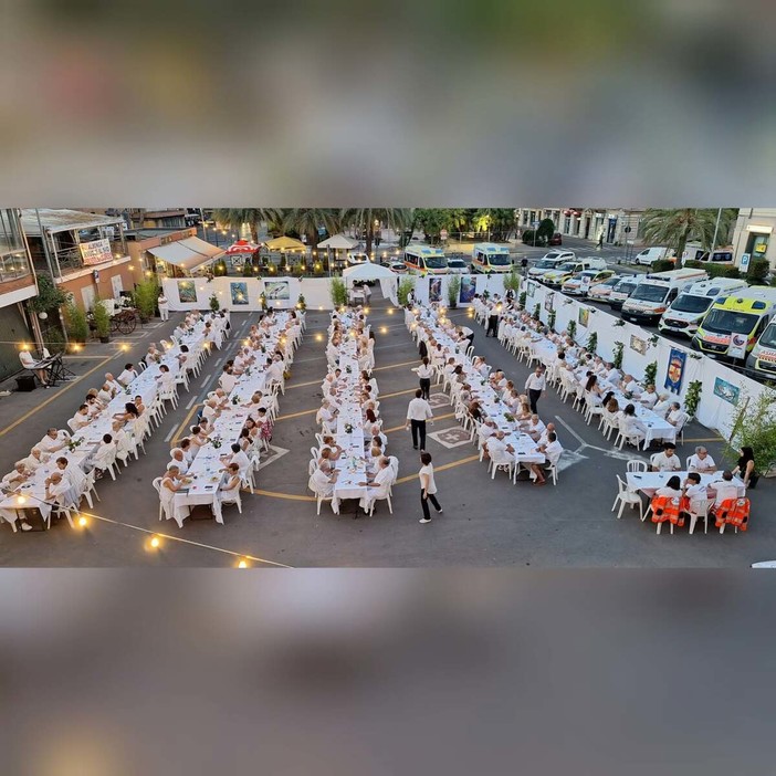 Albenga, "Cena in bianco per la Bianca": solidarietà e tradizione in piazza Petrarca Albenga, "Cena in bianco per la Bianca": solidarietà e tradizione in piazza Petrarca