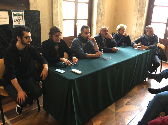 Savona, rinviato il consiglio ma la minoranza “occupa” lo stesso la sala: “A farne le spese sono i cittadini” Savona, rinviato il consiglio ma la minoranza “occupa” lo stesso la sala: “A farne le spese sono i cittadini”