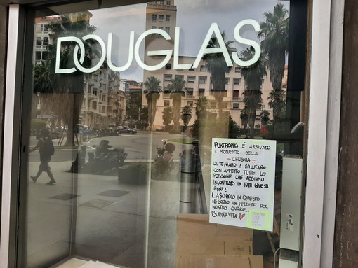 Savona, serranda abbassata per la profumeria Douglas di via Venezia. Le ex dipendenti: "Lasciamo un pezzetto del nostro cuore"