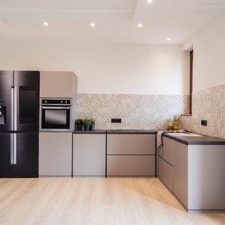 La rivoluzione dell’immobiliare passa da Albenga grazie a questa startup che stampa cucine in cartone che non si distinguono da quelle vere