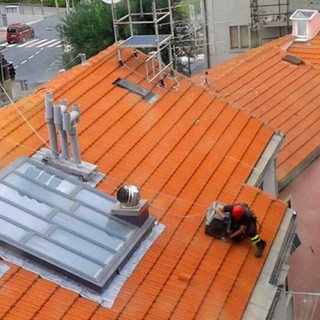 Vado Ligure: vigili del fuoco salvano un piccione in una grondaia