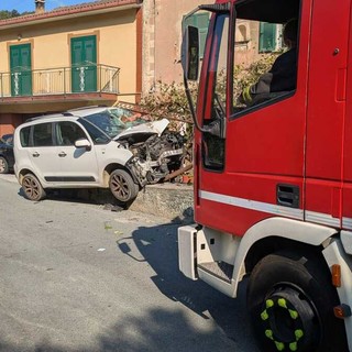 Varazze, auto esce di strada e sbatte contro una tettoia: l'incidente in località Pero