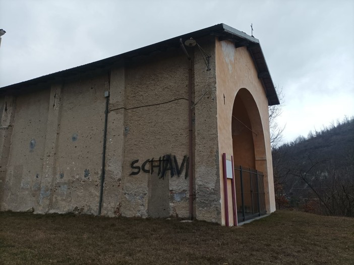 Cosseria, imbrattata la cappella dei Santi Cosma e Damiano. Il sindaco Molinaro: "L'azione di un idiota, no alle speculazioni"