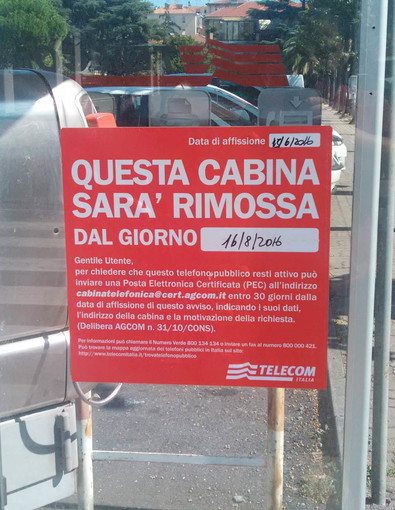 Le cabine telefoniche “dimenticate” ad Albenga