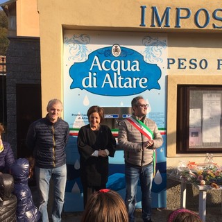 Inaugurata la nuova casetta dell'acqua ad Altare: 5 cent al litro