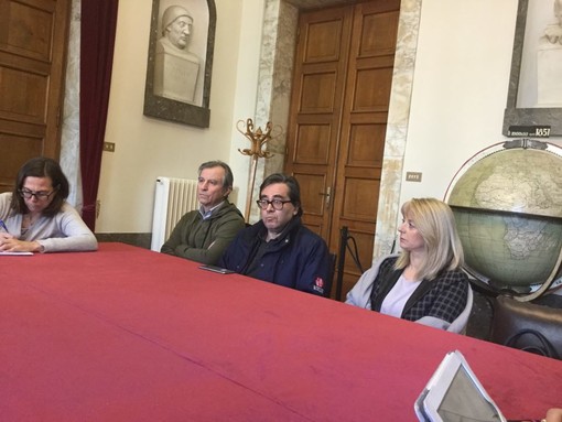 Savona, comitato aree canine contro l'ordinanza anti escrementi: "Non fate compere nei negozi del centro"