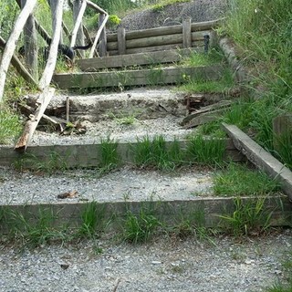 Cairo Montenotte, vandalizzato il sentiero che porta al castello