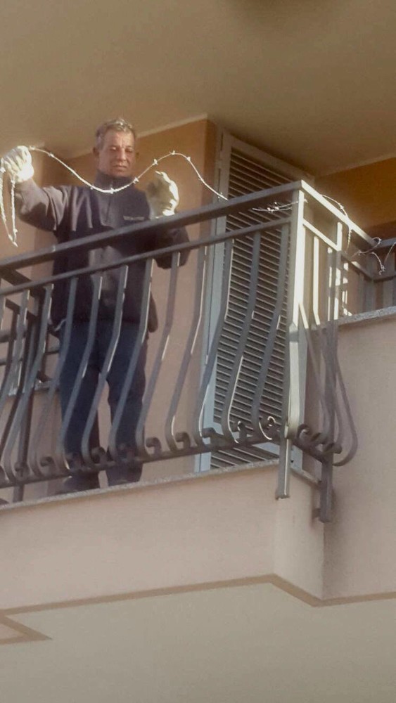 Filo spinato nei balconi del primo piano nelle palazzine di via Carloforte ad Albenga
