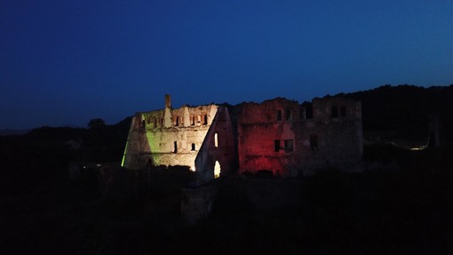 Festa della Repubblica: il castello di Cairo illuminato con il tricolore (FOTO)