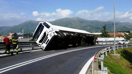 Camion si rovescia su un fianco allo svincolo di Albenga, svincolo riaperto