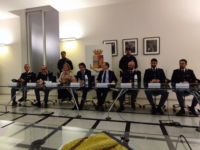 Operazione antidroga, 237 kg di cocaina sequestrati nel porto di Vado: sgominata banda dominicana, 21 arresti Operazione antidroga, 237 kg di cocaina sequestrati nel porto di Vado: sgominata banda dominicana, 21 arresti