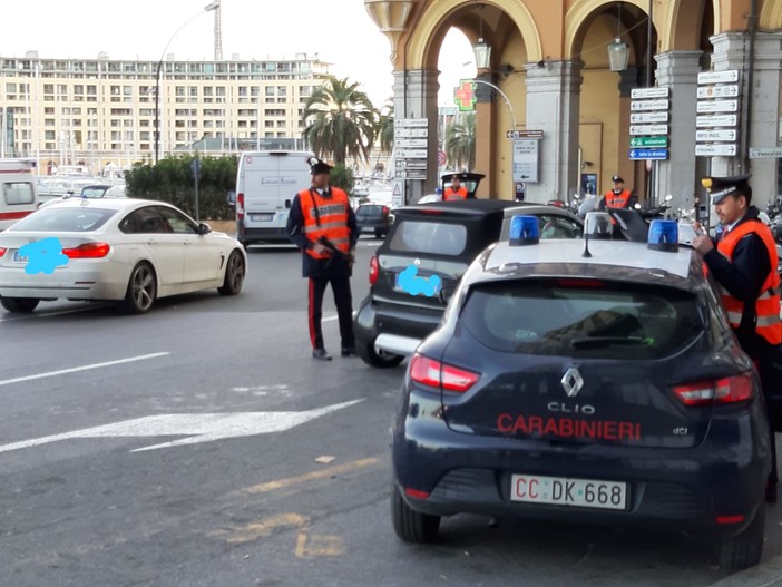 Savona, "pattuglione" dei carabinieri e del nucleo cinofilo sul territorio Savona, "pattuglione" dei carabinieri e del nucleo cinofilo sul territorio