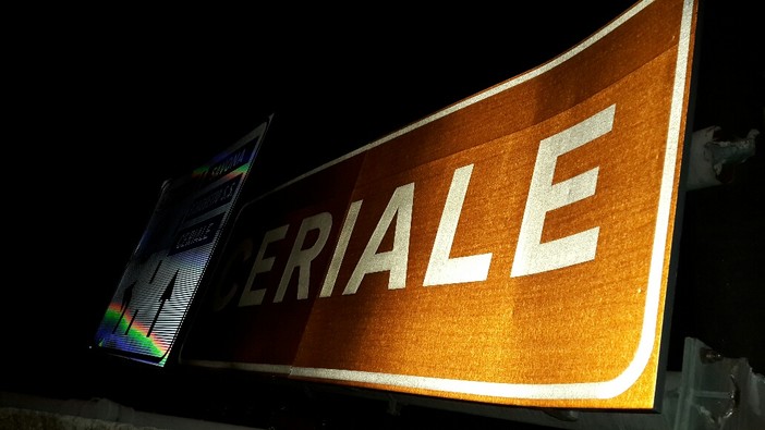 Forti raffiche di vento, tragedia sfiorata sull'Aurelia: crolla grossa insegna stradale tra Albenga e Ceriale