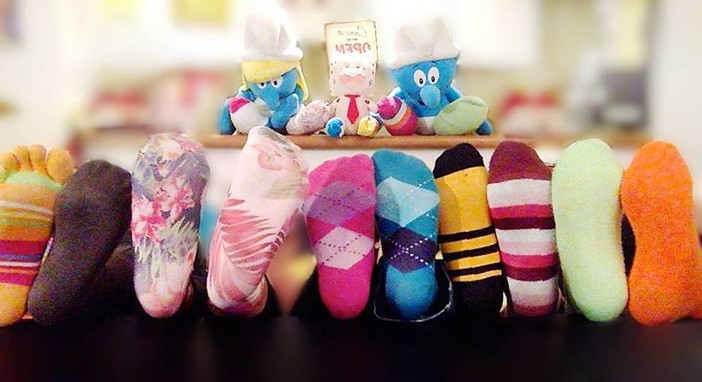 Venerdì in tutta Italia si celebra la 3° giornata dei calzini spaiati