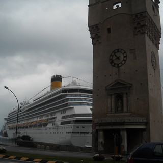 Polemiche sempre più accese per il fenomeno dei mendicanti in darsena a Savona
