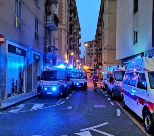 Le ambulanze della Croce Rossa di Vado e Quiliano sfilano per le strade dei due comuni per incoraggiare e ringraziare i cittadini (FOTO e VIDEO)