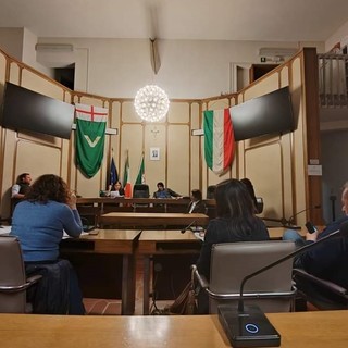 Varazze, la minoranza lascia l'aula e il sindaco attacca: "La città merita rispetto"