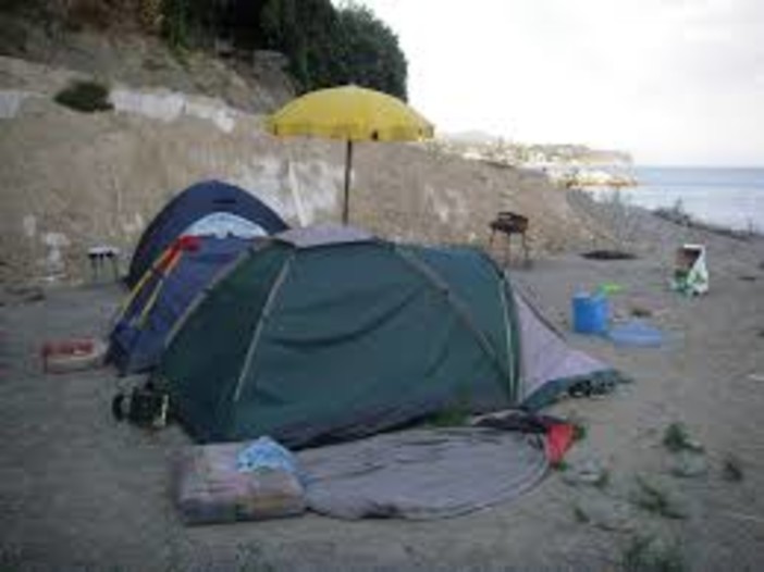 Savona, continuano i controlli sulle spiagge della Polizia e della Polizia Locale: allontanati campeggiatori abusivi Savona, continuano i controlli sulle spiagge della Polizia e della Polizia Locale: allontanati campeggiatori abusivi