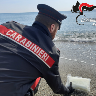 La droga arriva dal mare, i carabinieri recuperano 1 kg di cocaina sulla spiaggia di Albissola