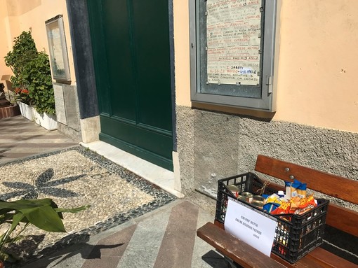 Varazze, una cassetta della solidarietà sulla panchina dell'oratorio della Confraternita di San Bartolomeo