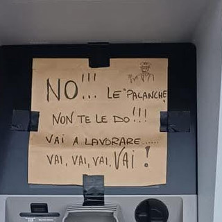 Valleggia, il Postamat non è ancora operativo e spunta il cartello: "Le palanche non te le do. Vai a lavorare"