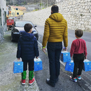 Toirano dedica un gesto d'affetto ai suoi anziani per il Natale: consegnati i panettoni