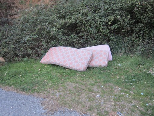 Ceriale, rifiuti abbandonati sulla strada Panoramica Ceriale, rifiuti abbandonati sulla strada Panoramica