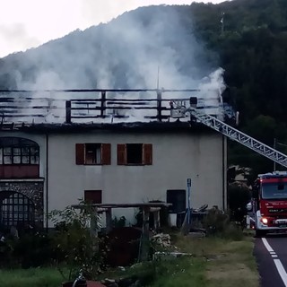 Tetto in fiamme a Calizzano: intervento dei vigili del fuoco (FOTO)