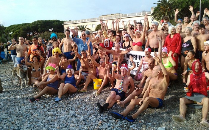 Ceriale, giornata mite per il tradizionale cimento di inizio anno: 115 i partecipanti (FOTO e VIDEO)