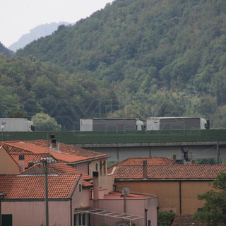 Il centro di Feglino attraversato dall'A10: qui dovrebbe "spuntare" il nuovo tracciato ipotizzato