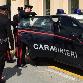 Minaccia un volontario della croce bianca di Albenga con un coltello poi colpisce un carabiniere al volto e compie danneggiamenti in caserma: arrestato
