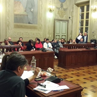 Bocciata la mozione della minoranza, la maggioranza di Finale propone un nuovo piano parcheggi: ecco tutte le novità