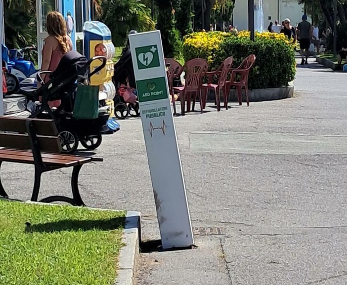 Varazze, danneggiata la colonnina che contiene un defibrillatore in passeggiata Varazze, danneggiata la colonnina che contiene un defibrillatore in passeggiata