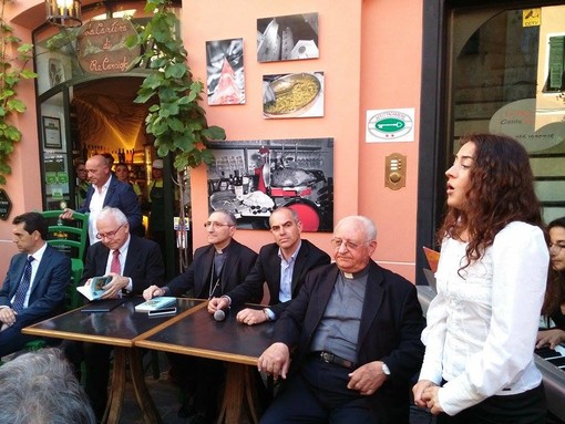 Albenga, consegnati il premio Carciofo d'Oro al Vescovo Borghetti