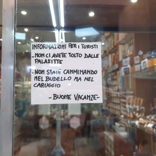 Varazze, cartello ironico per i turisti in un negozio: "Non state camminando nel budello ma nel caruggio"