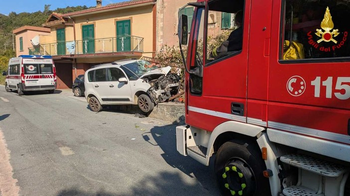 Varazze, auto esce di strada e sbatte contro una tettoia: l'incidente in località Pero
