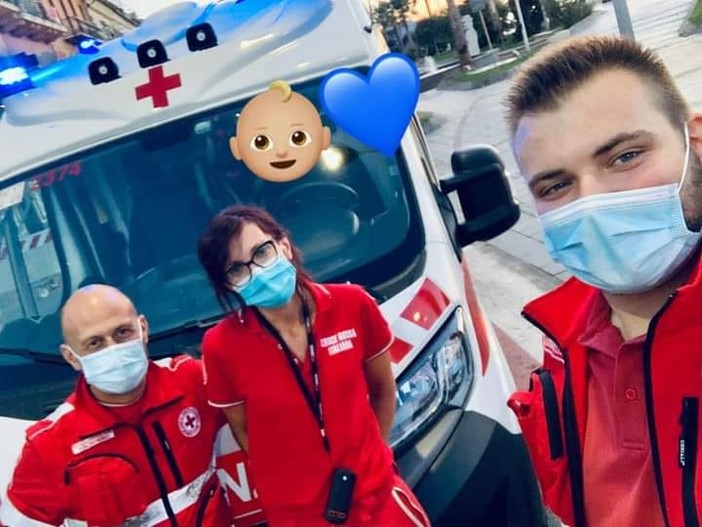 "Il piccolo aveva troppa voglia di nascere", a Loano Edoardo nasce in casa prima del trasporto in ospedale