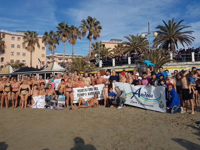 Cimento invernale ad Andora: in 118 hanno iniziato l'anno sfidando il freddo con un tuffo in mare (FOTO e  VIDEO)